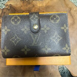 Louis Vuitton Wallet with box and unbranded chain